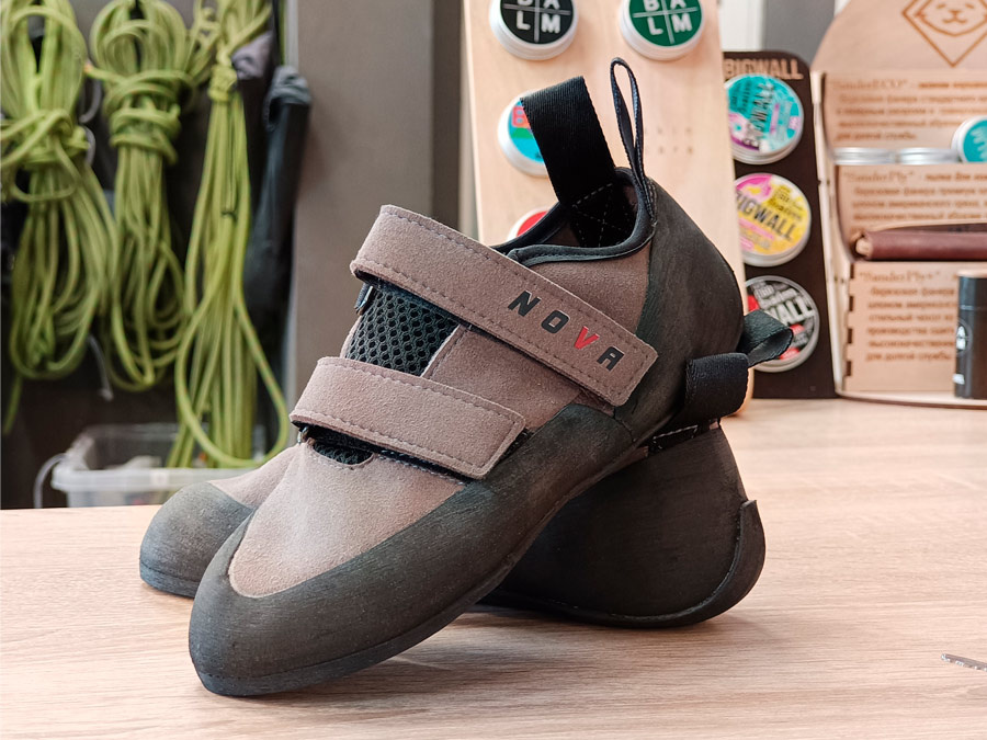 Расскажем как правильно выбрать скальные туфли для юных скалолазов 