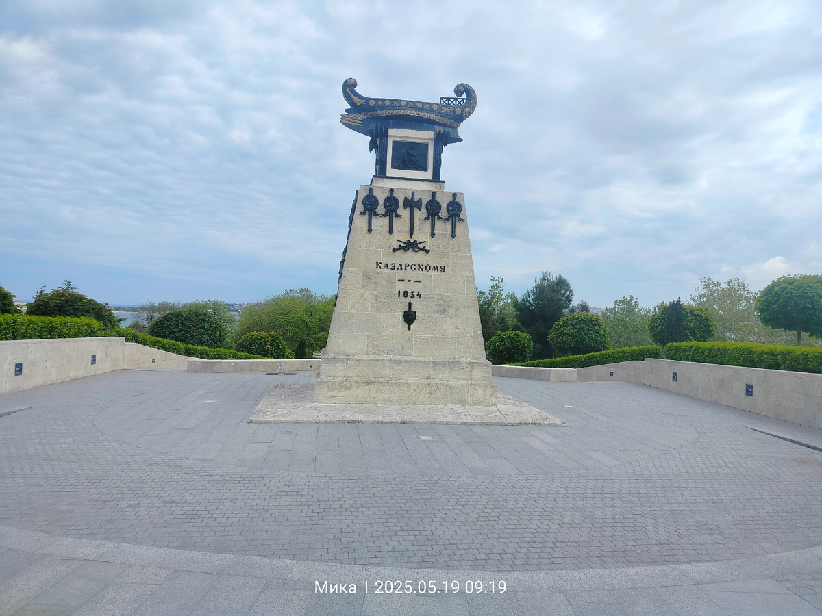 Первый памятник города 