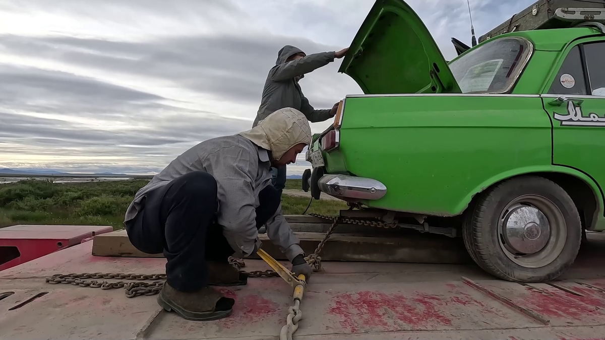 - Парни, есть контакт! Отцепляемся! "Москвич" покидает спасительный трал