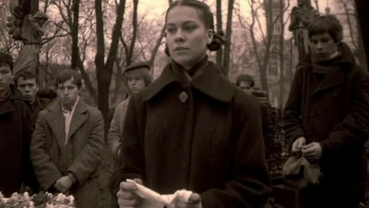 Кадр из фильма Ю. Кара "Завтра была война". Эпизод "Похороны Вики Люберецкой". 