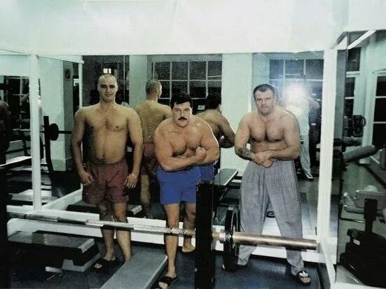 Микулаш Чернак в центре и его подельники и ближайшие друзья, которым он доверял. Источник фото: tgstat.ru