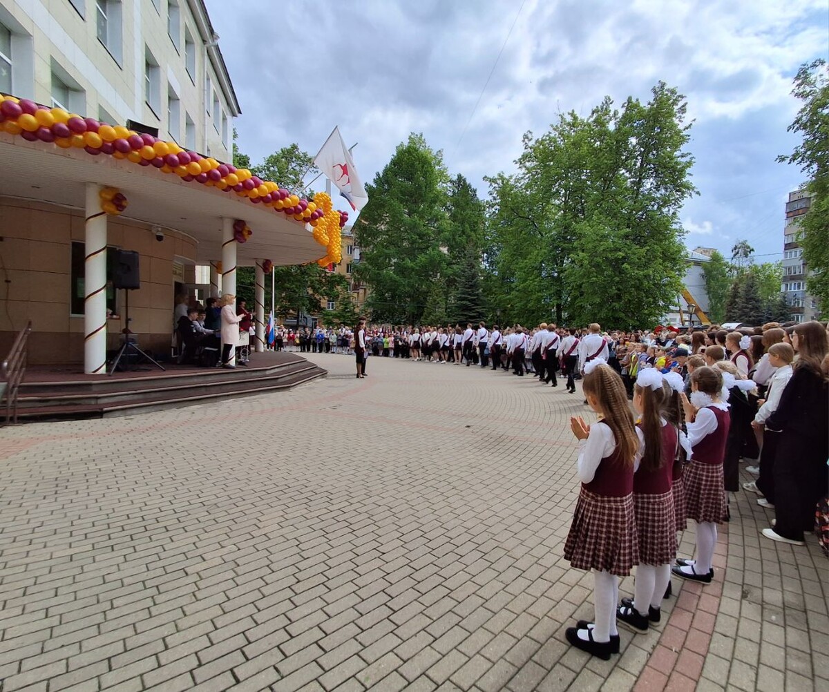 Идут выпускники. Фото автора. 