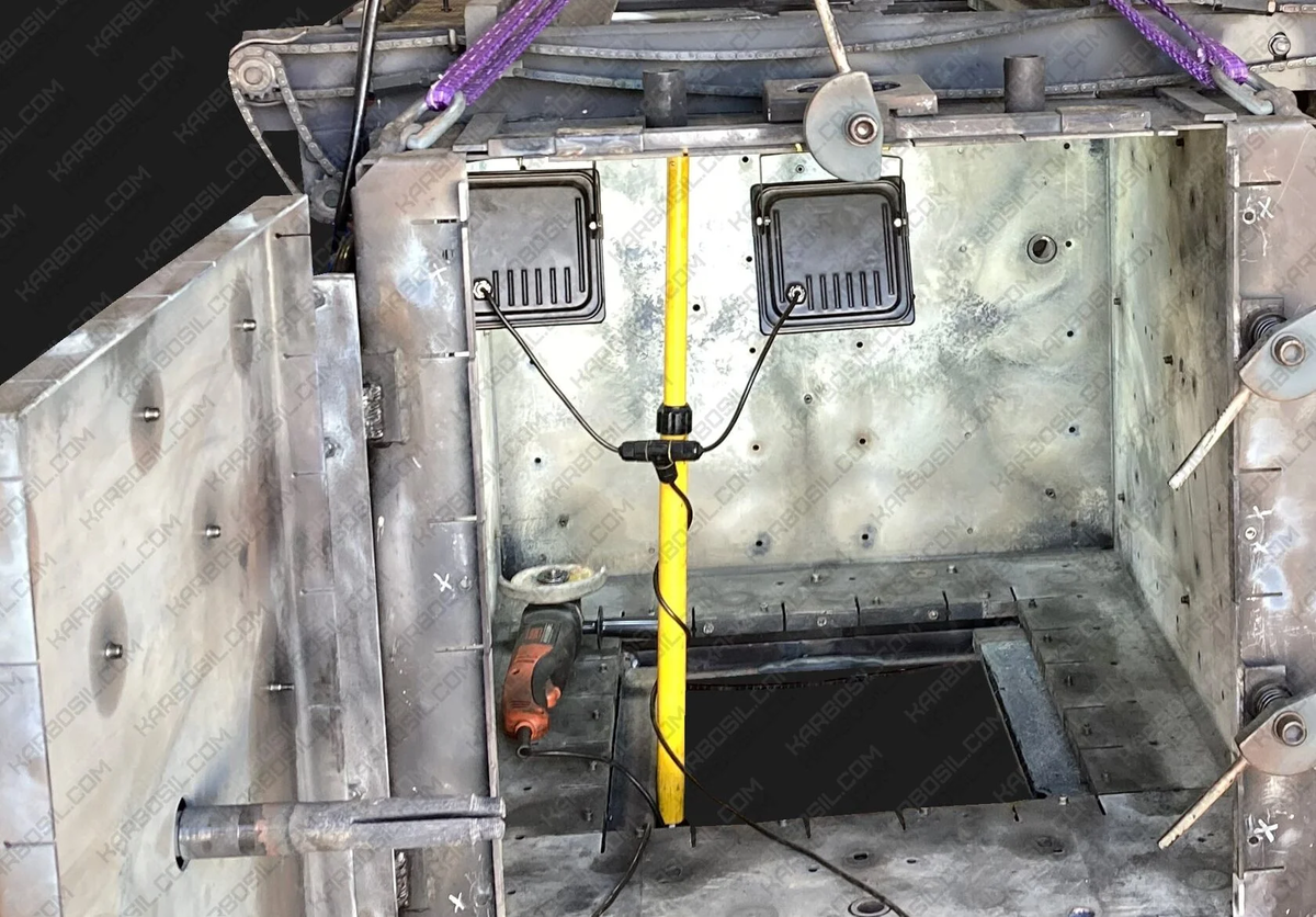 Камера нагрева после процесса разбора старой теплоизоляции и конструкционных углерод-углеродных и графитовых элементов