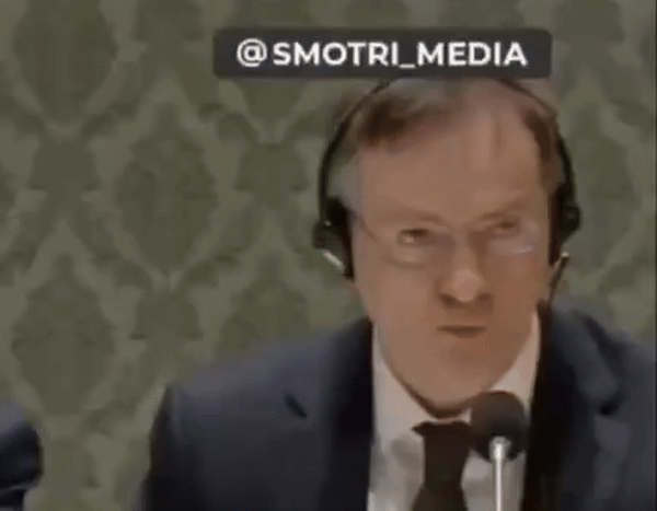    В изложении Кэрролла глава русской делегации Мединский общался с украинцами, как питон Каа с бандерлогами. GIF: //t.me/bIoodsiker/36000