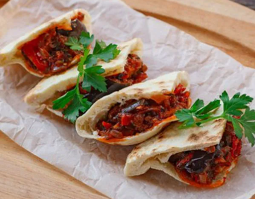 Грузинский аджапсандал на лаваше