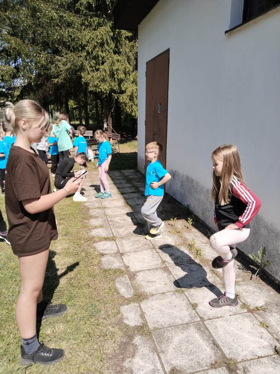 фото из домашнего архива;видимо, кто дольше простоит на одной ноге. 