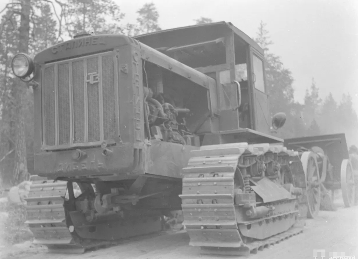 Сталинец С65. Кадры военной хроники.