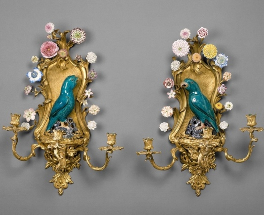 Винсеннские фарфоровые цветы на подсвечниках с попугаями.