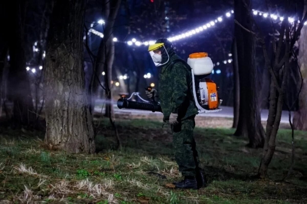    Обработка против клещей чем-то напоминает кадры из фильма-катастрофы.