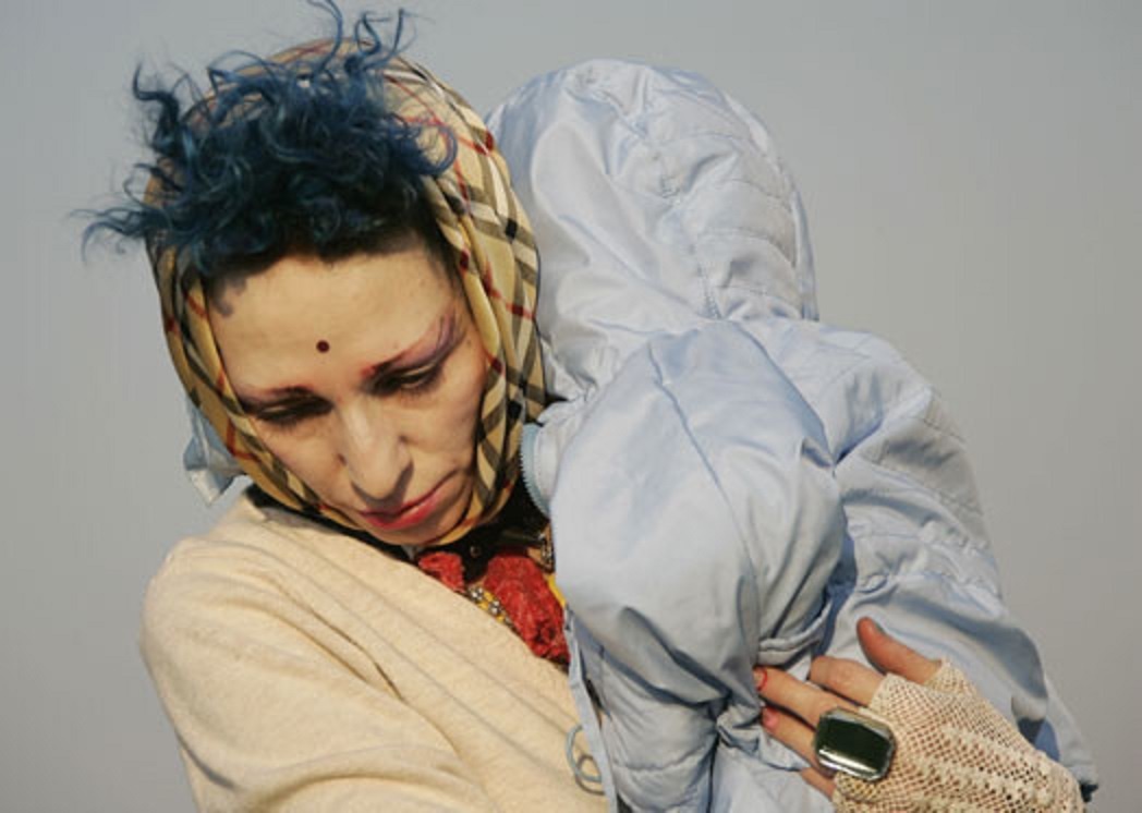 Несколько лет назад Жанна Агузарова появилась в российском телешоу, где «ухаживала» за роботом-младенцем. Помните такое? В последнее время певица часто находится в Лос-Анджелесе, но не имеет там постоянного жилья и стабильного заработка. Она занялась живописью, однако пока это не стало для нее надежным источником дохода.