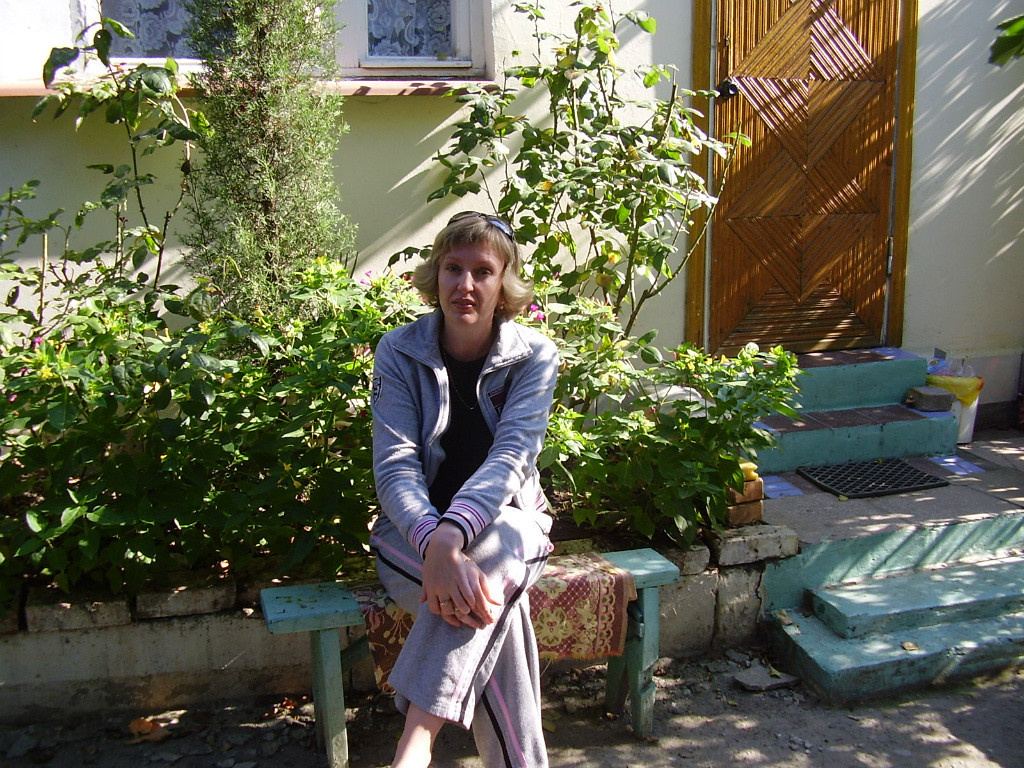 фото автора у того самого домика. Сентябрь 2008.