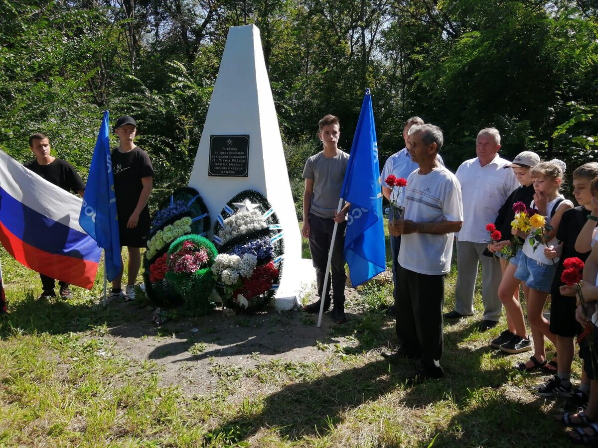 Митинг у памятника на кладбище "Клин"  Фото из общедоступных источников сети Интернет