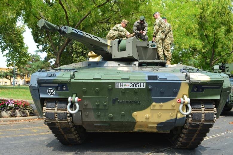 «Дипломатический скандал». К границе Украины движутся войска, Киев принудительно мобилизует венгров