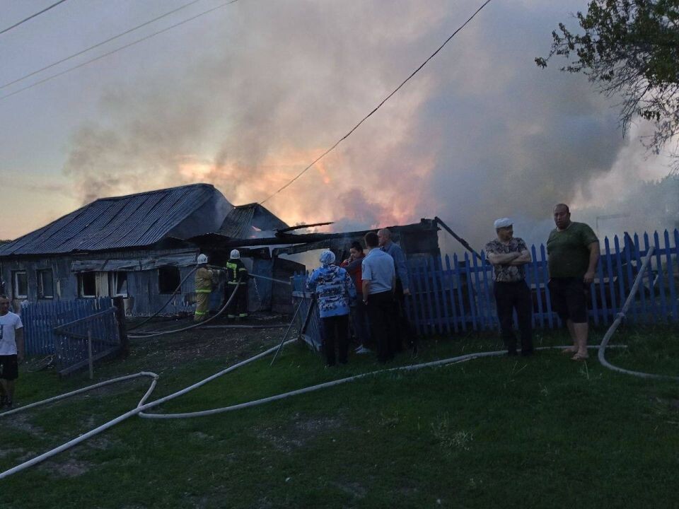    Пожар в селе Фунтики. Источник: t.me/vkurse22