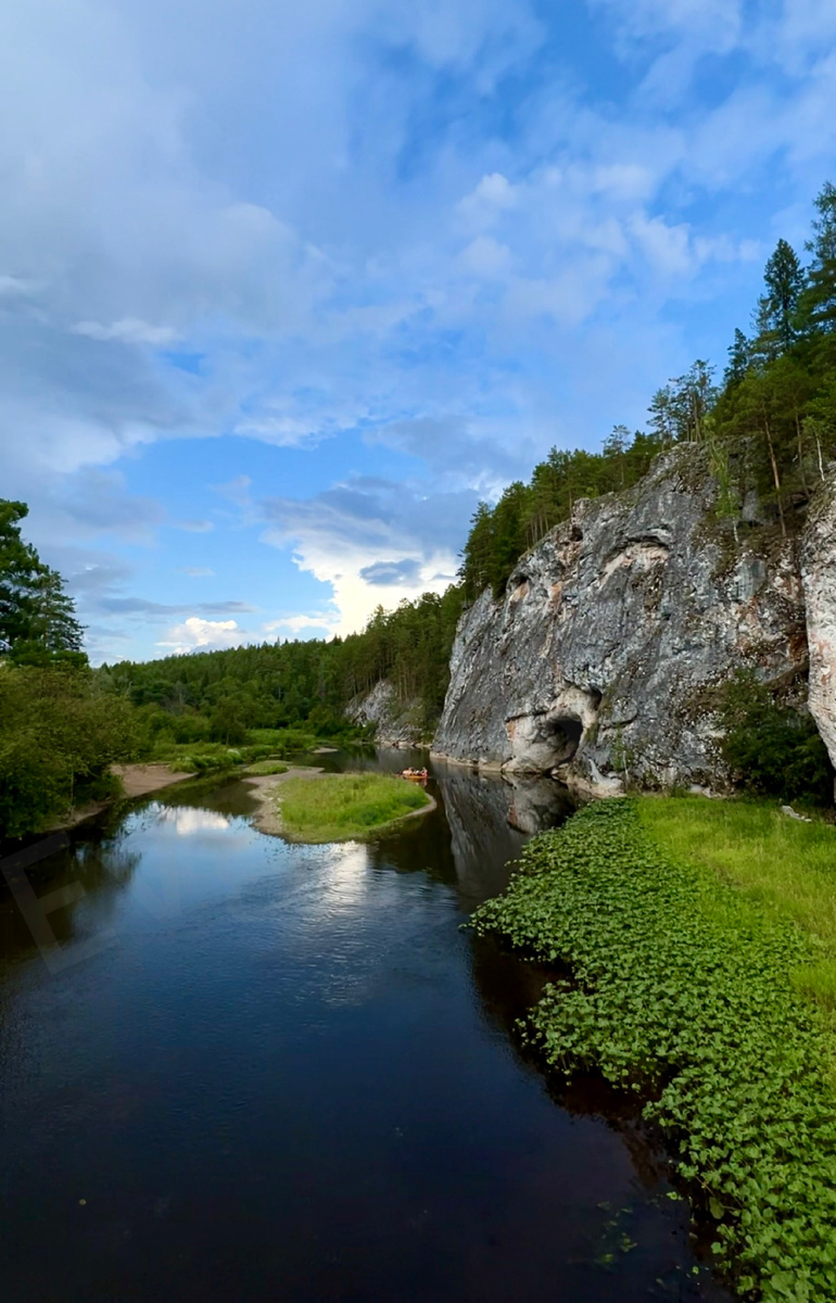 Скала Карстовый мост. Вид с подвесного моста.
