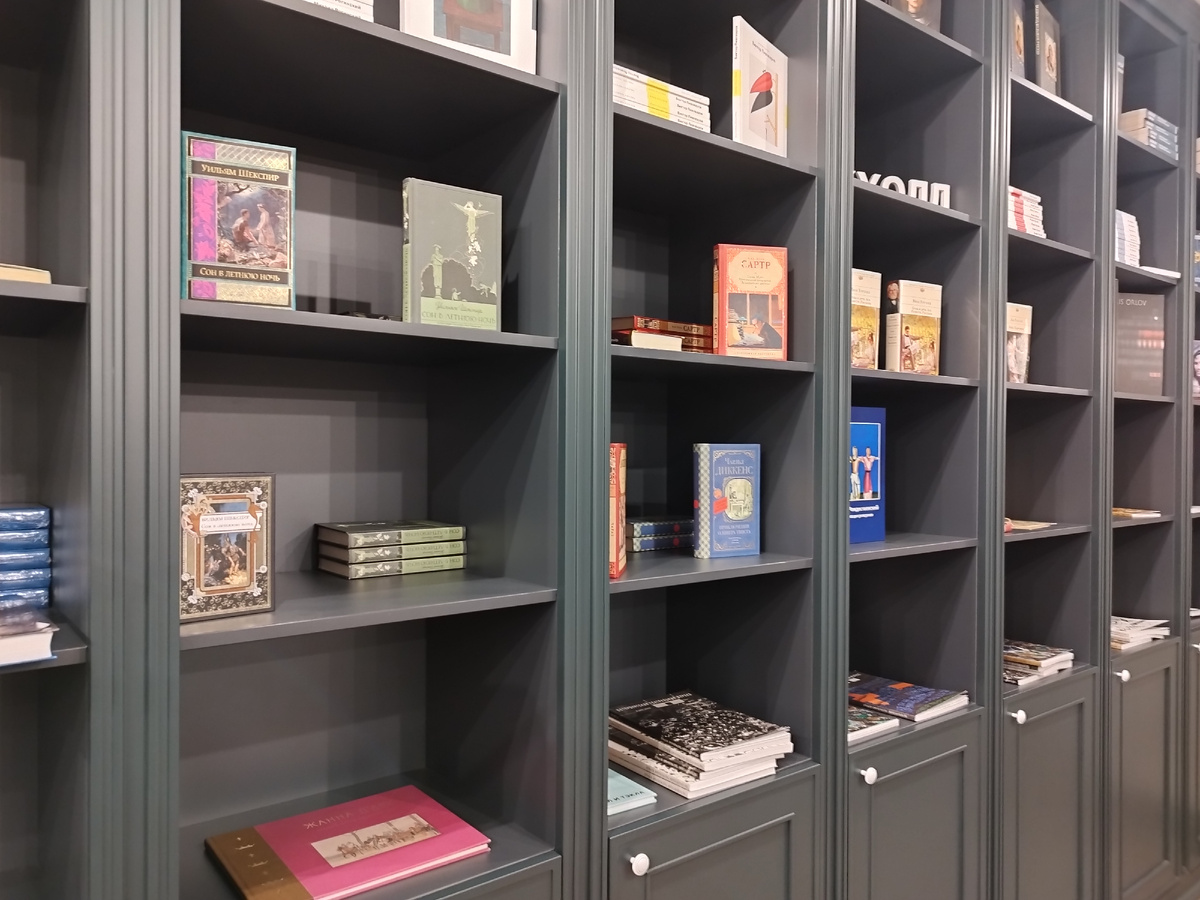 Книги. Фото из букхолла красноярского ТЮЗа. 