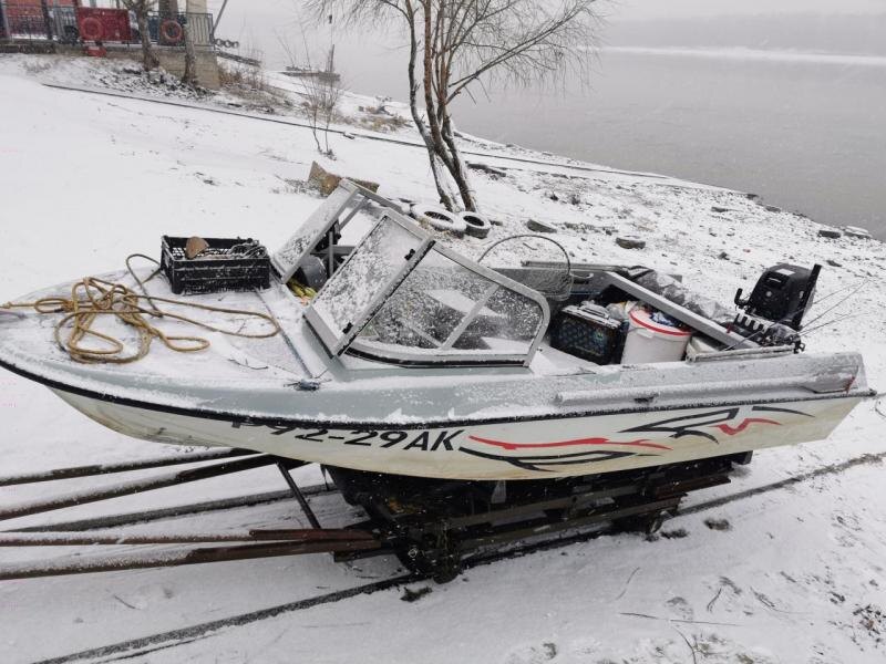 Октябрь. Поднимаю лодку с воды закончив последнюю рыбалку в сезоне.
