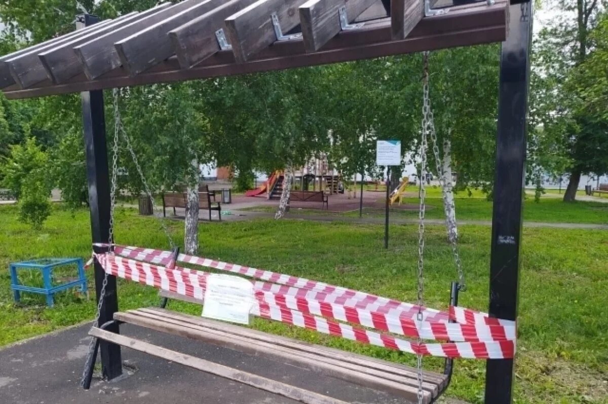    В зоне отдыха Кувандыка временно запретили использовать качели и карусели