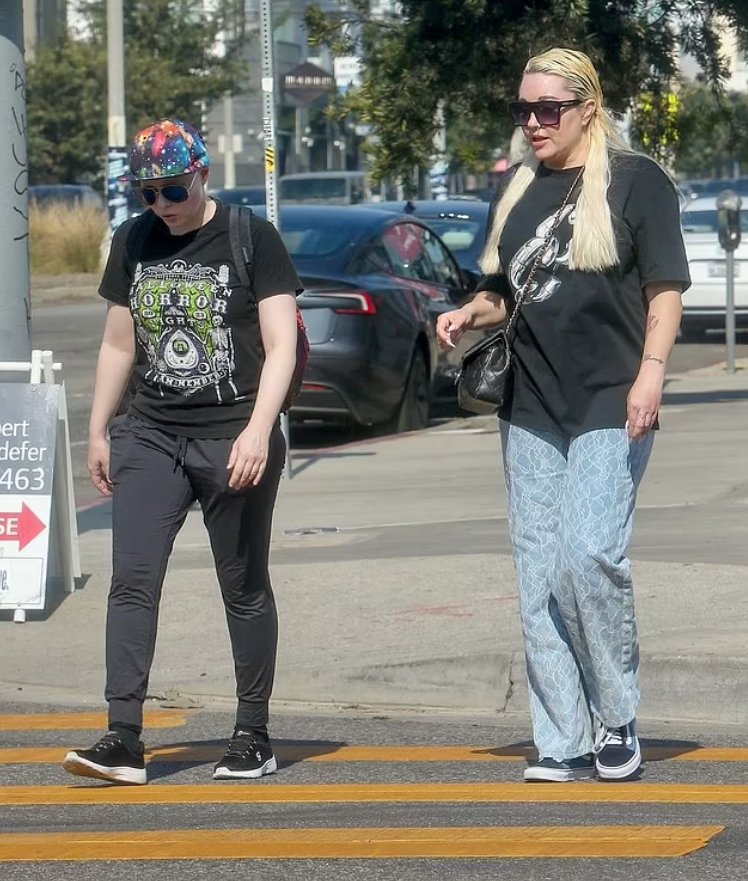 Аманда Байнс с подругой в 2025