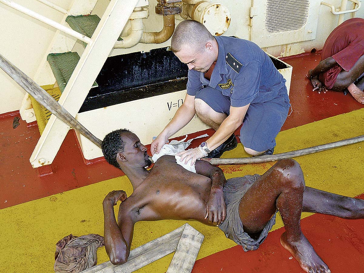 Оказание первой медицинской помощи сомалийским пиратам после успешного завершения штурма захваченного танкера