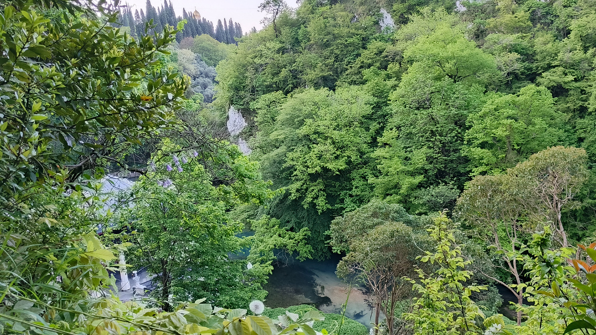Вид от начала тропы на озеро Псырцха на одноимённой железнодорожной станции "Псырцха". Май 2025. 