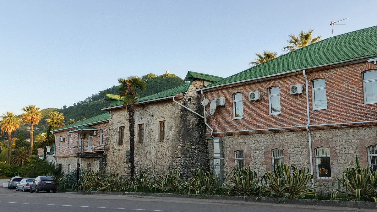 Новый Афон, ул. Лакоба в утренние часы. Иду к началу тропы к паровозику. Май 2025.