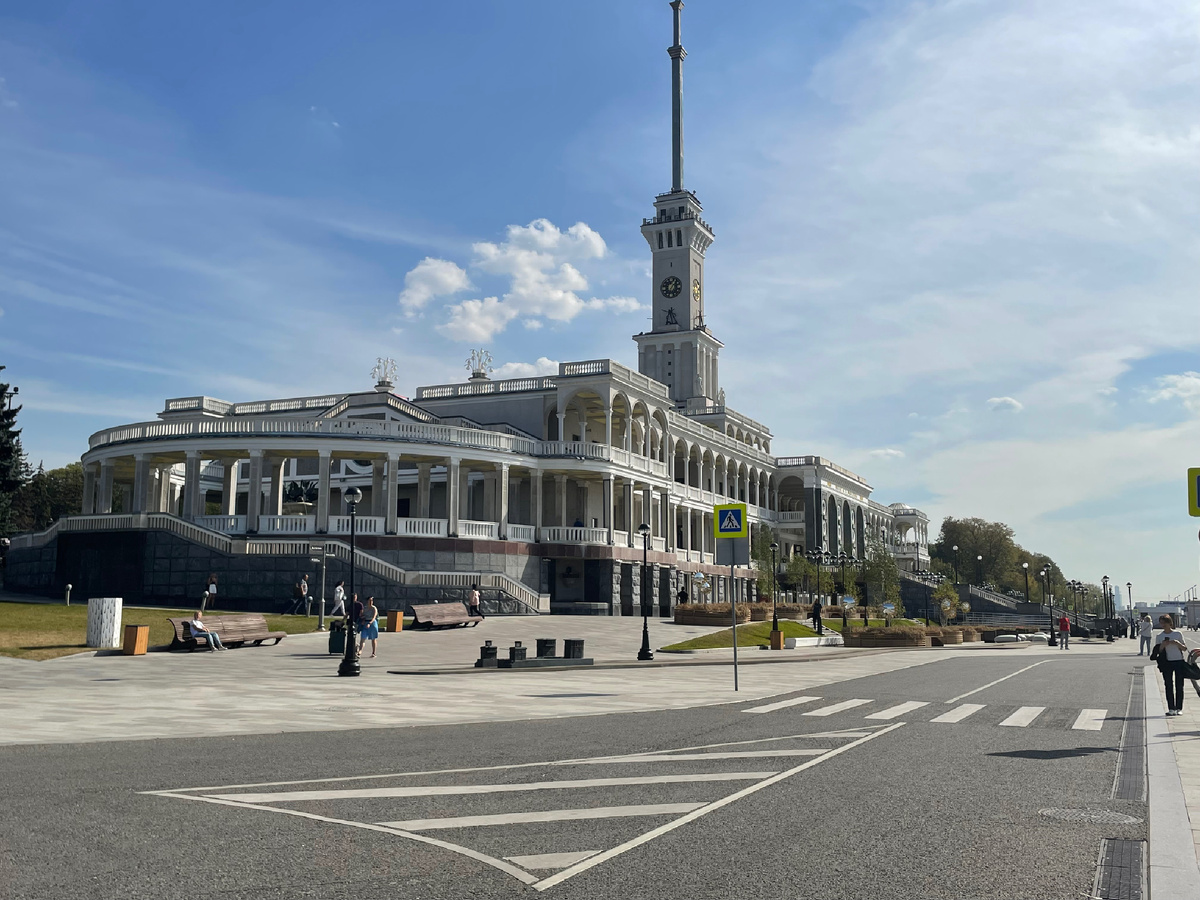 Речной вокзал. А вокруг просто фантастическая набережная и парк