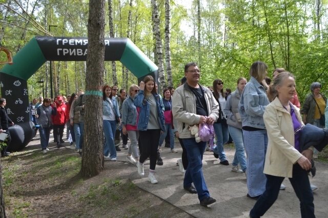    Сотни красноярцев, многие целыми семьями, приехали в «Гремячую гриву» 17 мая, чтобы высказать своё отношение к экопроблемам. Фото:  АиФ/ Ирина СОКОЛОВА