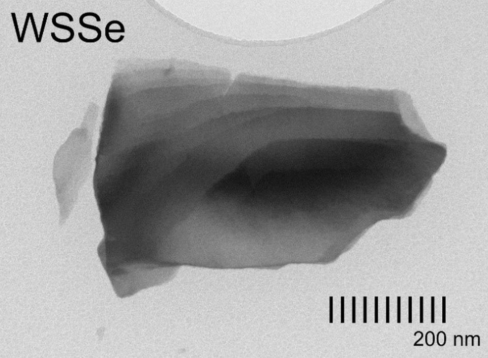     На снимке четко видна слоистая структура нанопластин