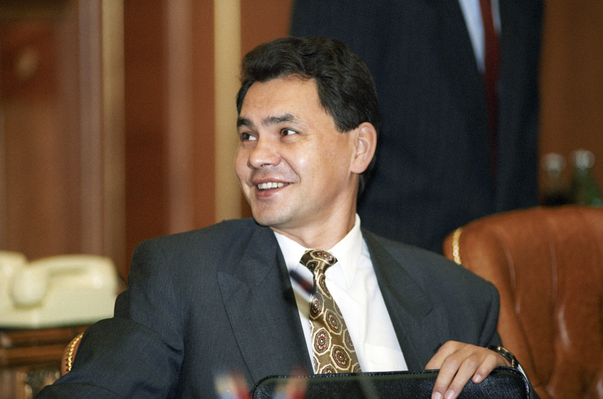    В 1970—1980-е годы Сергей Шойгу работал в различных строительных организациях и прошёл путь от мастера до управляющего трестом. В 1988 году он стал вторым секретарём Абаканского ГК КПСС, а в 1989-м — инспектором Красноярского крайкома КПСС / РИА Новости / Юрий Сомов