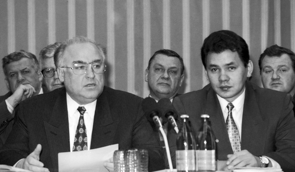    В 1991-м Шойгу возглавил Госкомитет РФ по делам гражданской обороны, чрезвычайным ситуациям и ликвидации последствий стихийных бедствий, а в 1994 году — одноимённое министерство. Евгений Зиничев, министр МЧС РФ в 2018—2021 годах, отмечал, что вклад Шойгу в становление ведомства «нельзя переоценить» / РИА Новости / Сергей Субботин