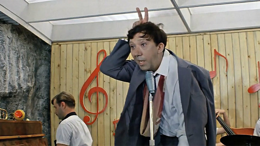 Великий артист спел от души. Фото Яндекс.Картинки. 