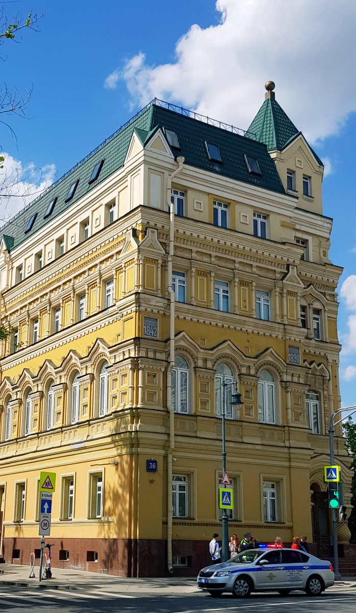 Адрес: Остоженка, дом 36. Фотография автора статьи 