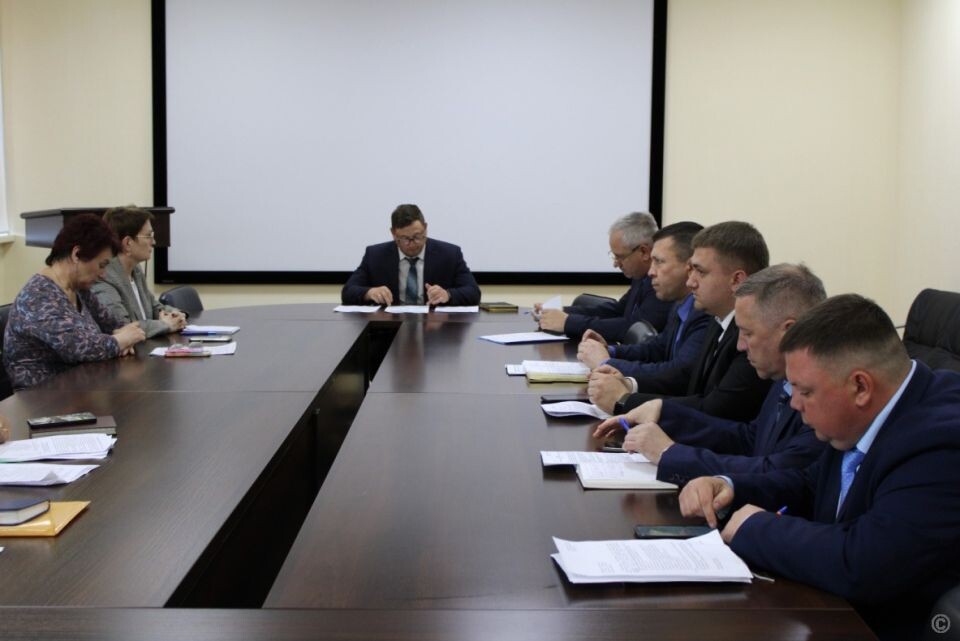    Совещание на тему обработки города от клещей и комаров. Источник: barnaul.org