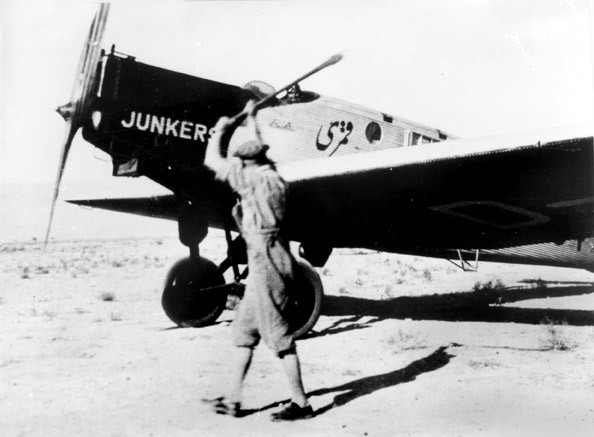 Junkers W 33, с/н D-1684 авиакомпании of Junkers-Luftverkehr в Гюмри, Персия. Можно только догадываться о том, что делает человек с палкой!