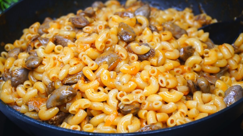 Макароны с куриными сердечками: сытный и легкий в приготовлении ужин без лишней посуды