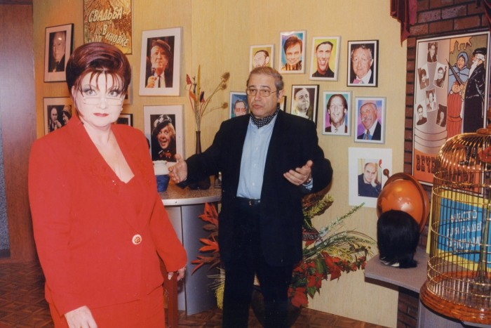 Супруги владели внушительной коллекцией антиквариата. Вообще, в материальном плане в этой семье все было более чем хорошо. 