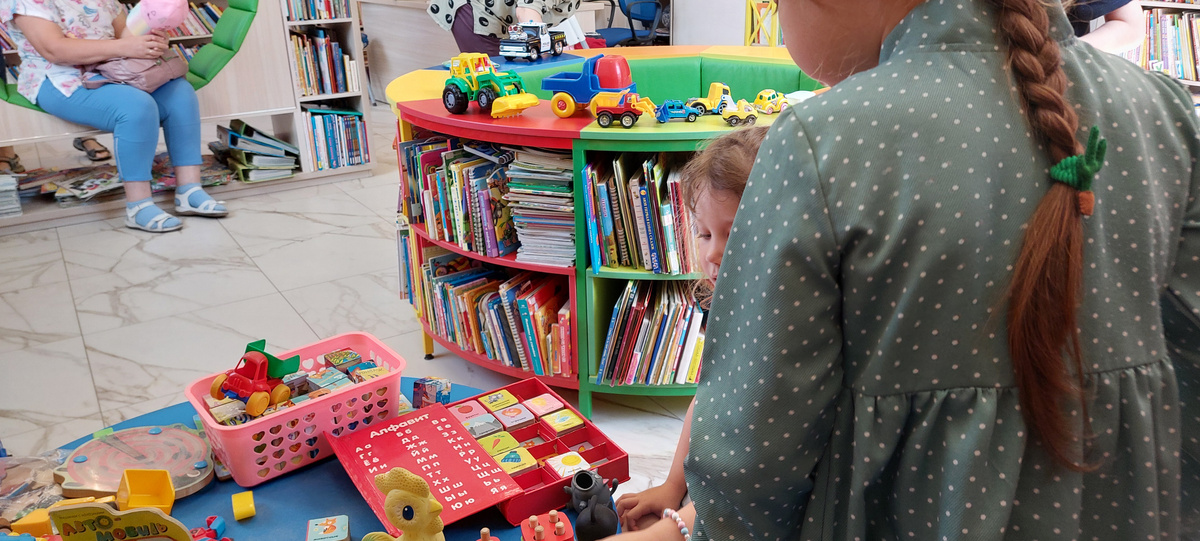  Внучкин наряд вчера. Подол ее платья с воланом. А вот планируемая юбочка-бохо будет из белой отбеленной суровОй ткани (хлопок 100%) и добавлю натуральные же хлопковые кружева, как на первом фото. И юбочка будет ниже колена. Примерю на реальной модели и, конечно, несколько раз... Переосмыслять при шитье всегда есть что во время создания какого-нибудь образа. Это еще и интересно/познавательно бывает