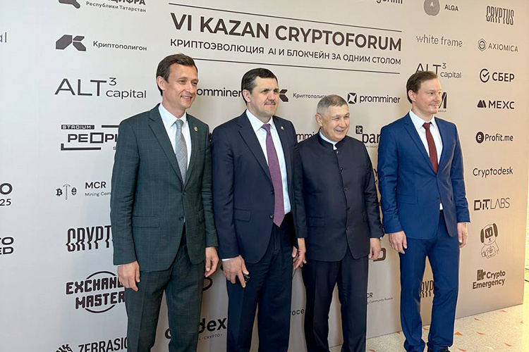    VI Казанский криптофорум по подсчетам организаторов собрал около 3 тыс. участников. По традиции выставку осмотрели президент Академии наук РТ Рифкат Минниханов и министр цифрового развития РТ Айрат Хайруллин.   
Фото: тг-канал Криптополигон