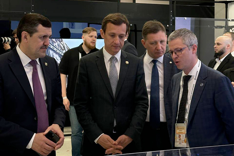    Шамиль Гафаров (слева) рассказал, что 3% майнингового рынка России занимает Татарстан. «Я не хочу говорить сколько процентов мы должны занимать на следующий год или в течение пяти лет. Я хочу сказать, что мы должны просто работать», — отметил он.   
Фото: тг-канал Криптополигон