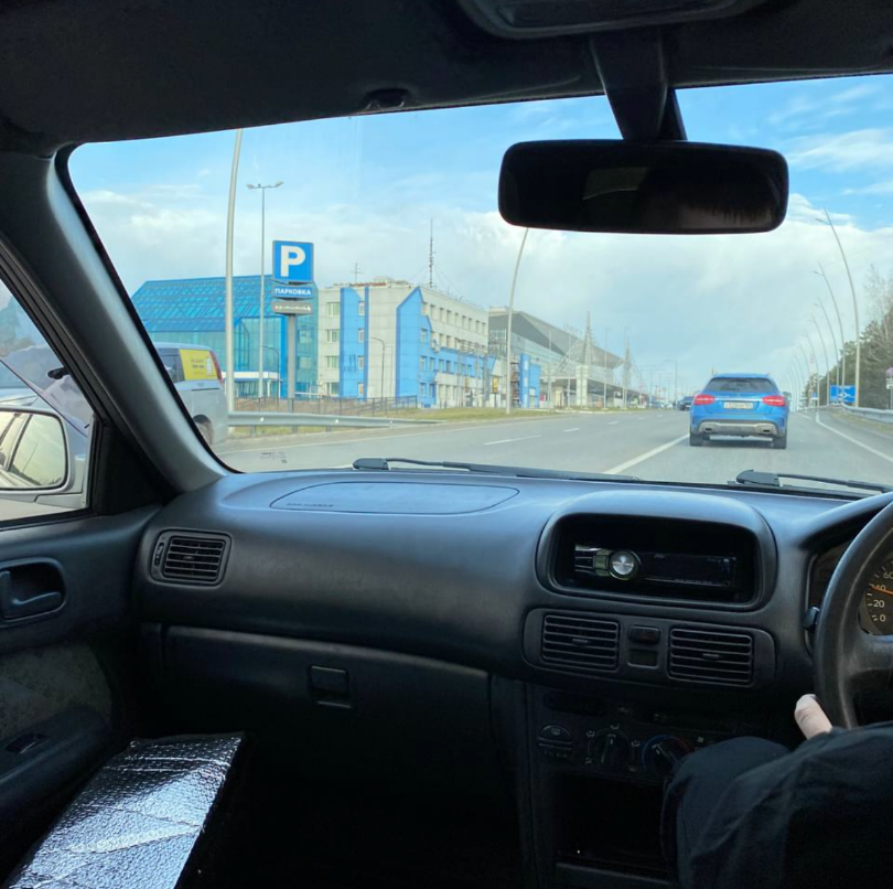 Подъезжаем к аэропорту