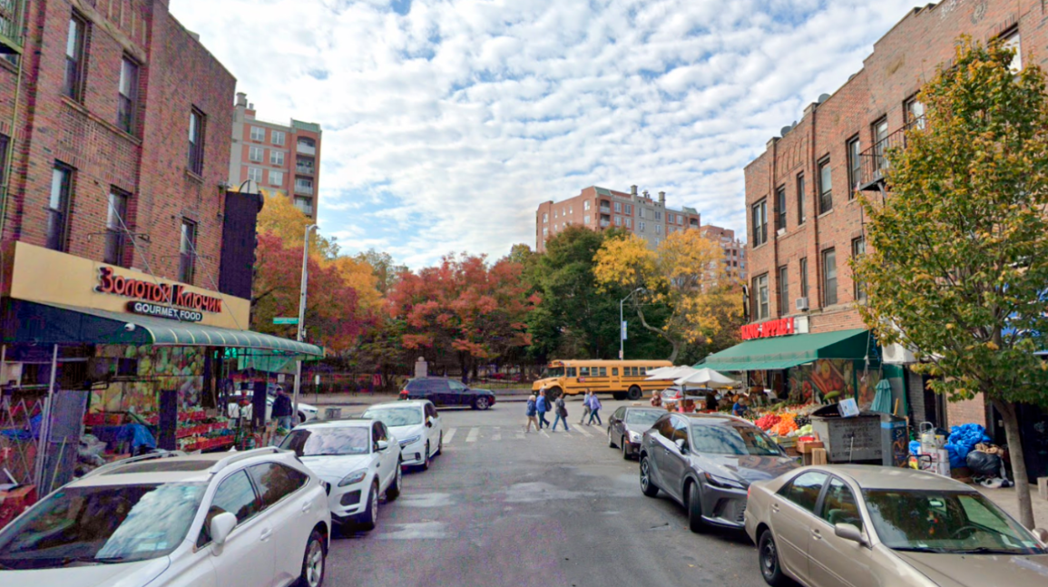 Справа рынок и свалка мусора. Слева - магазин "Золотой Ключик".