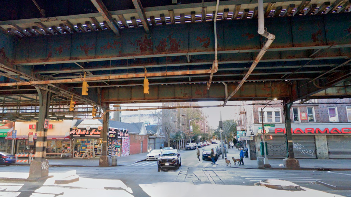 Над районом проходит надземное метро, постоянный грохот и ржавый металл.