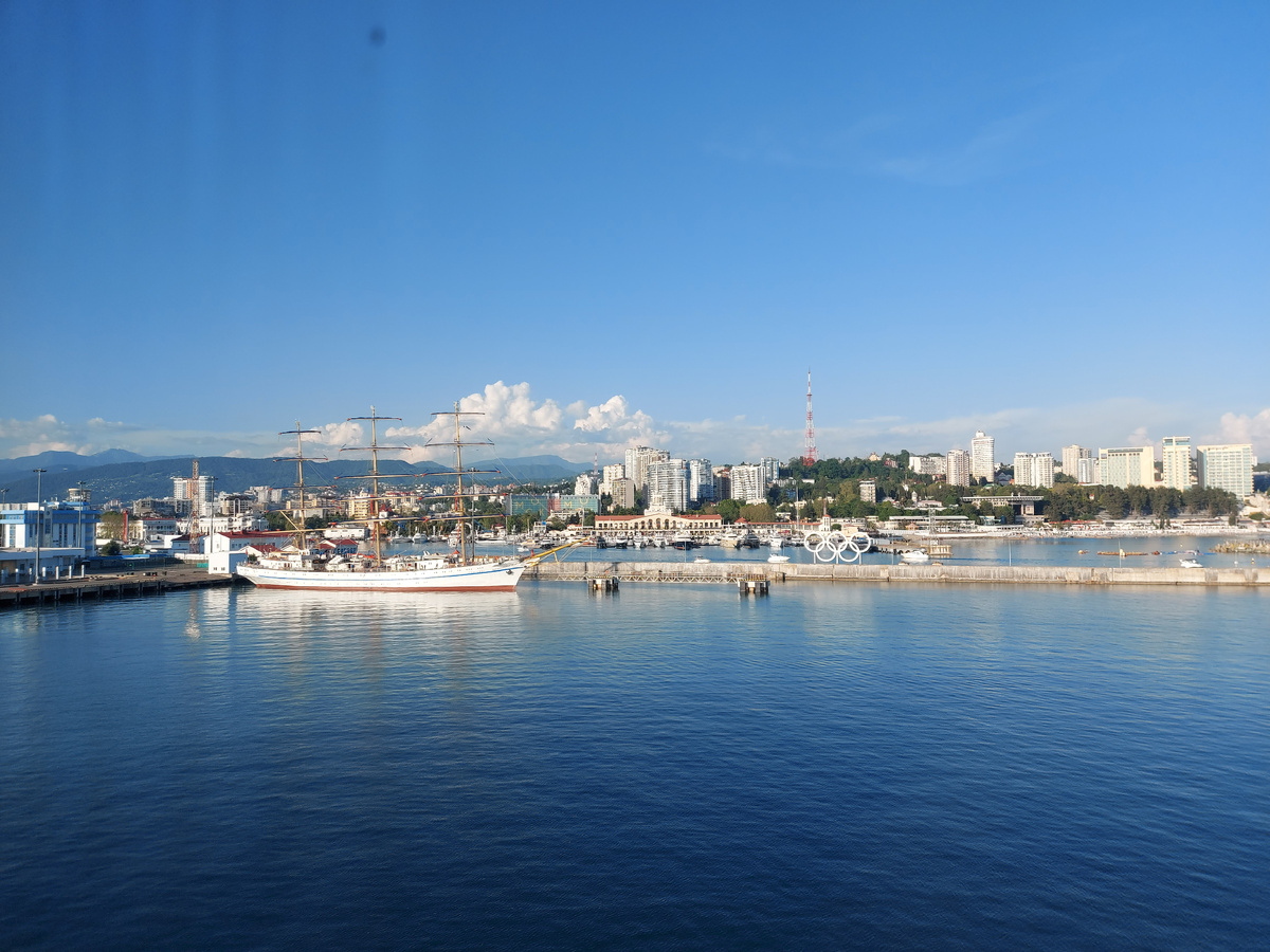 За пару часов до начала круиза. Вечерний Сочи, вид с палубы лайнера Астория Гранде.