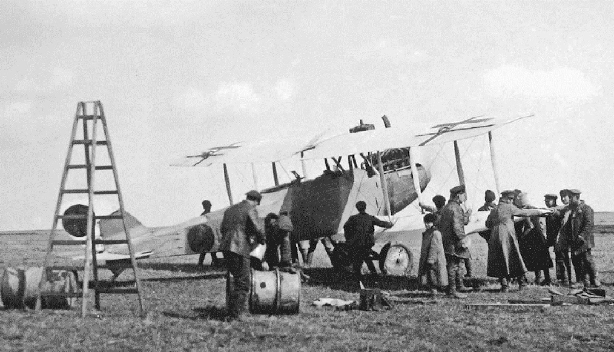 Наземный персонал советского 24-го разведывательного авиаотряда готовит к вылету многоцелевой самолет германского производства LVG C.V, на котором летал командир отряда Дмитрий Тарасов. Один из механиков прогревает двигатель, несколько человек держат машину за нижнее крыло. Аэроплан несет опознавательные знаки в виде красных кругов, на верхнем крыле все еще остались германские кресты. Киевская губерния, аэродром Казатин, апрель 1919 года.