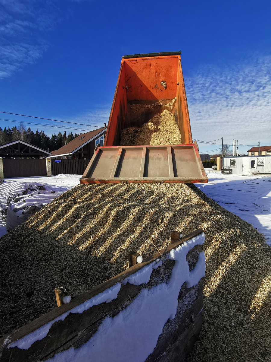 КаМаз щепы привезли зимой по мерзлому грунту 