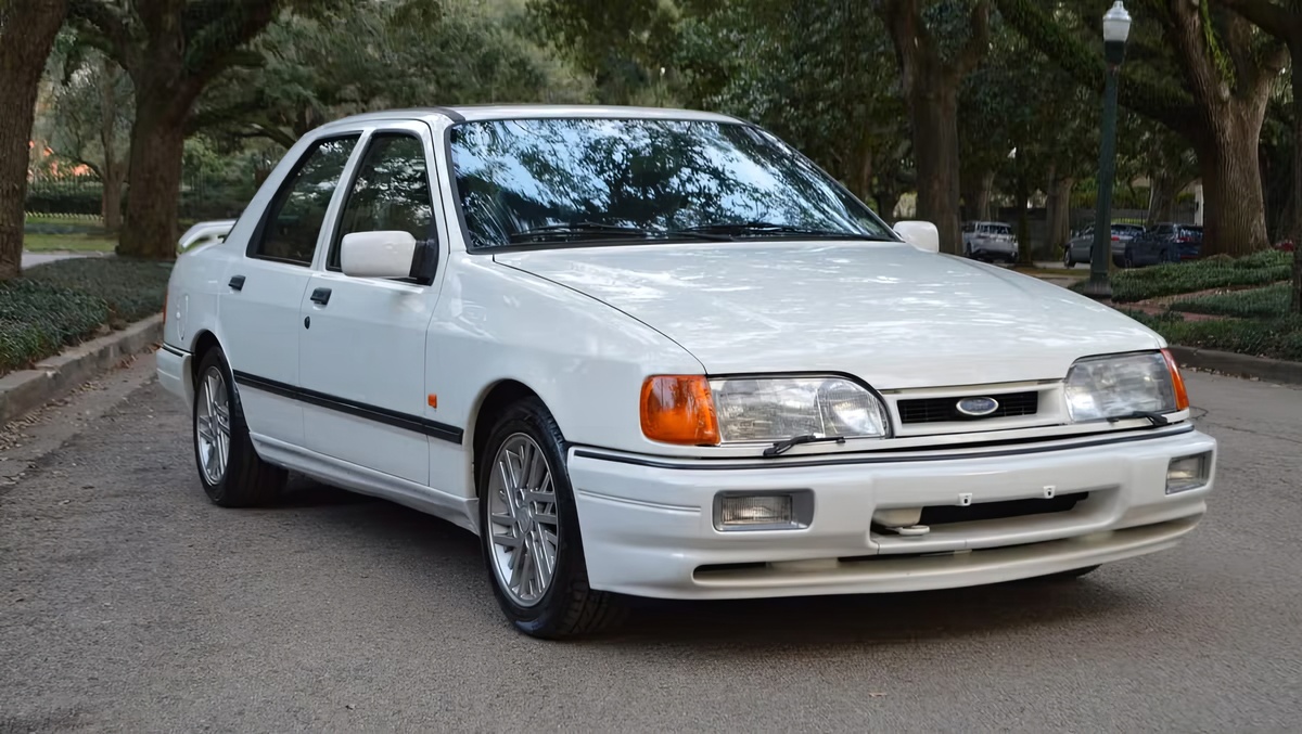 ©Bring a Trailer ©Ford 