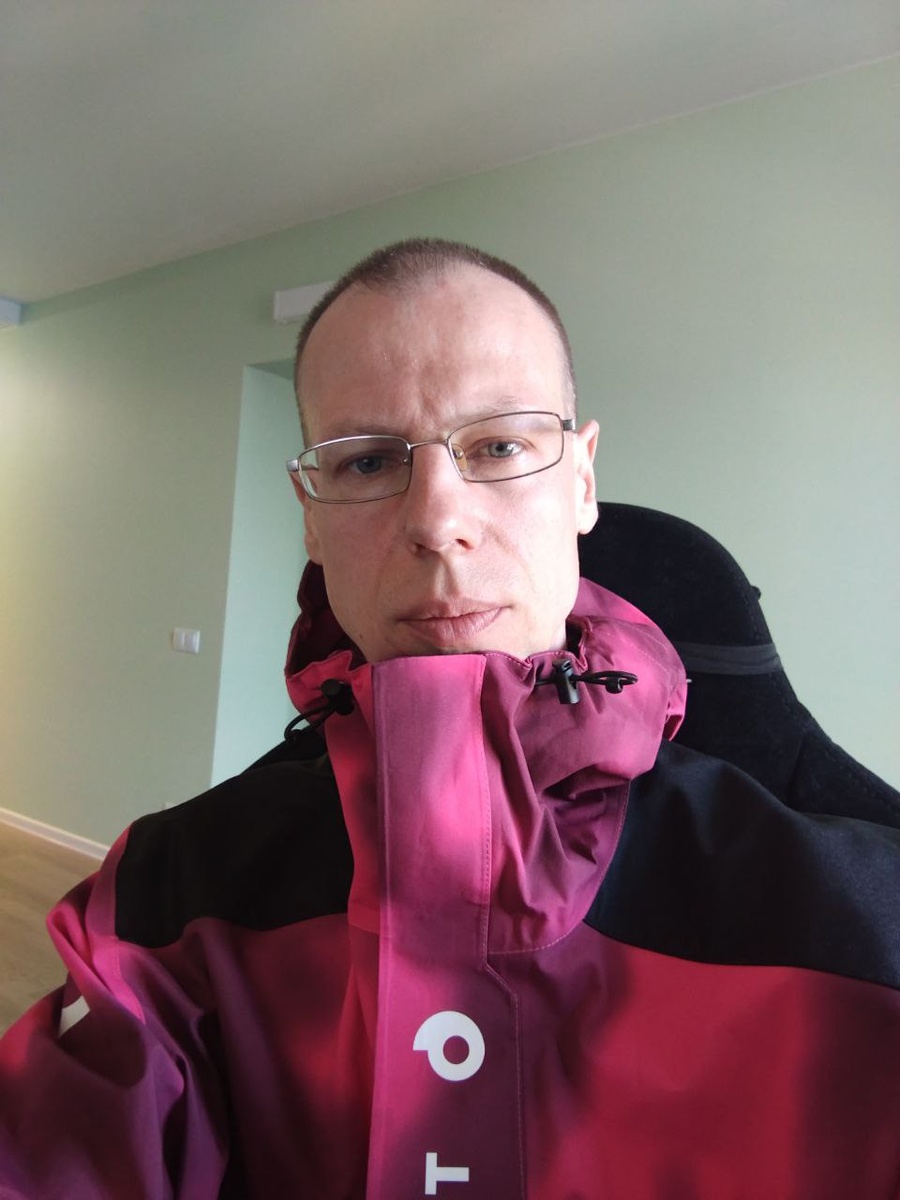 Перед выходом на смену. Надел очки для важности. Пост то для настоящих айтишников )