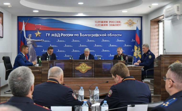 Свинов (за столом второй справа) представлен в качестве врио главы ГУВД Волгоградской области. Фото: ВК ГУВД Росси по Волгоградской области