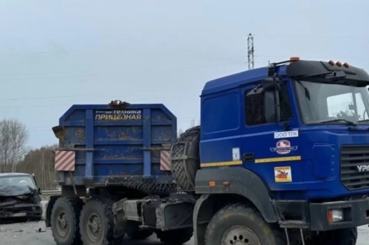    В Нефтеюганском районе в ДТП с грузовиком пострадали пять человек